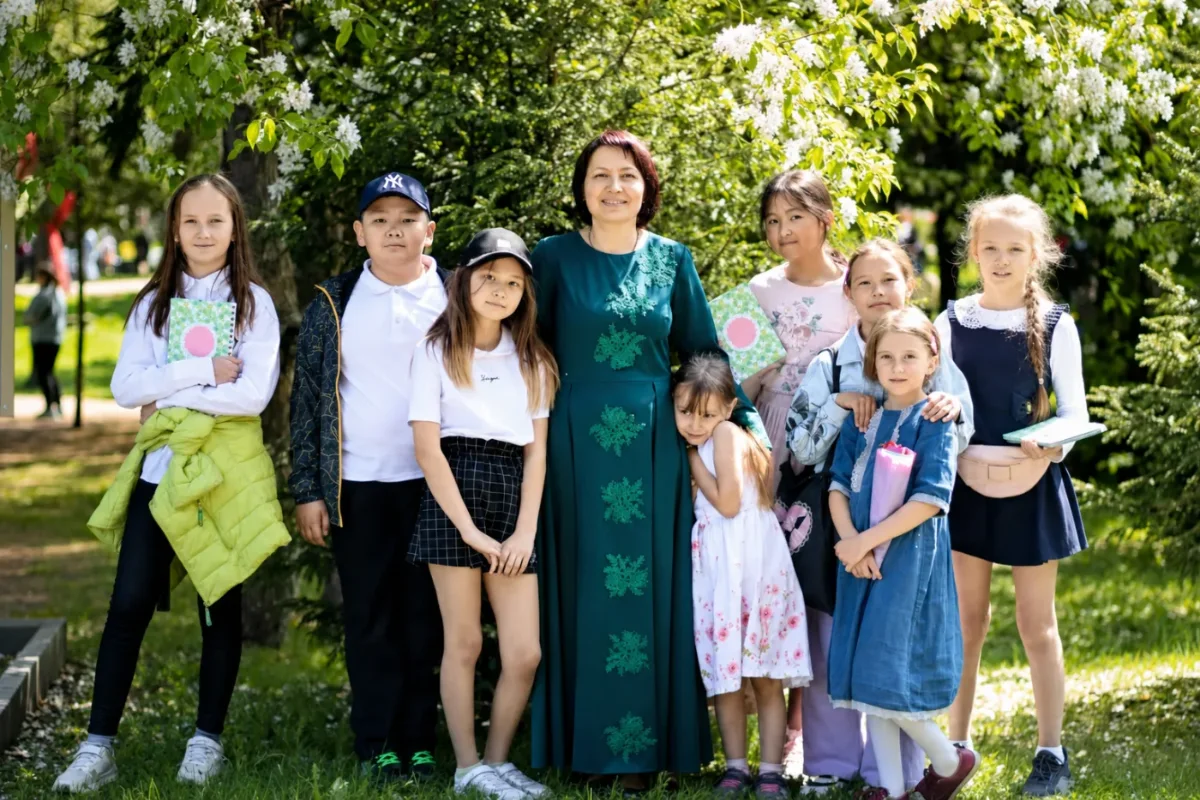 Дети сообщества с педагогом на прогулке